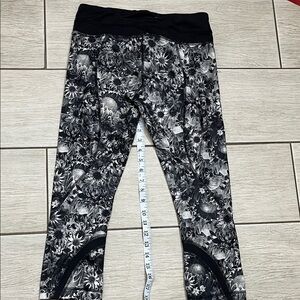 Lululemon Black and Gray Floral Print Athletic Leggings